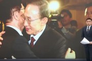 今日黄历李明博、朴槿惠给金文洙打气 鼓励其争取赢得韩国大选